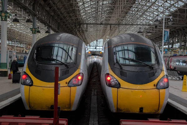 Manchester İngiltere 'deki Piccadilly Tren İstasyonu' ndaki Trenler 8-12-2019