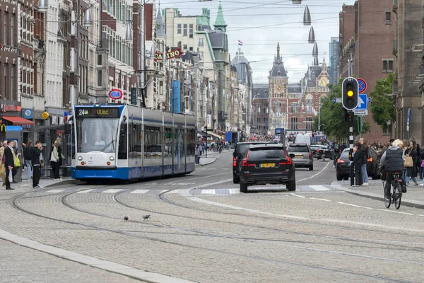 Amsterdam Damrak Caddesi 'ndeki Tramvay 24 Hollanda 18-8-2-2021