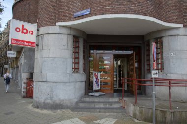 Amsterdam 'daki Roelof Hartplein Halk Kütüphanesi. Hollanda 15-9-2019.