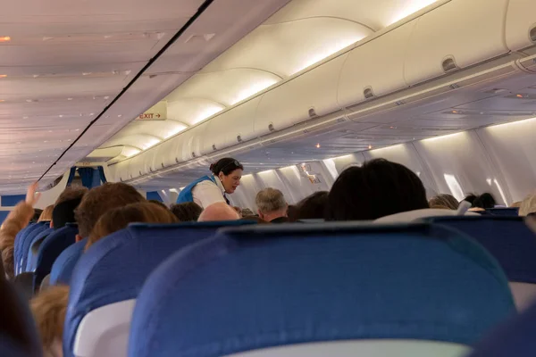 Люди Внутри Самолета Klm Манчестере 2019 — стоковое фото