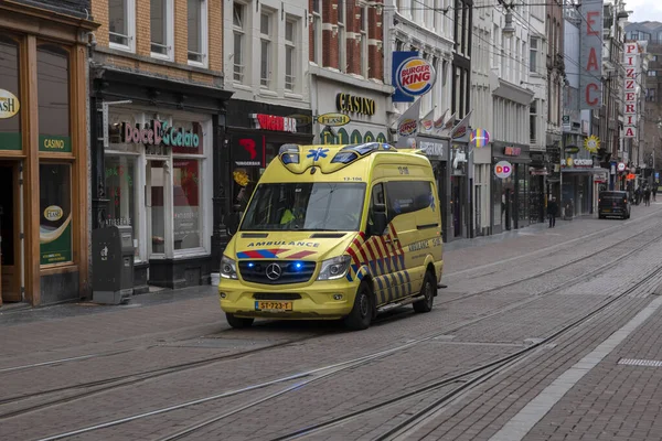 Ambulance Reguliersbreestraat Street Amsterdam Nizozemsko 2020Ambulance Reguliersbreestraat Street Amsterdam Nizozemsko — Stock fotografie