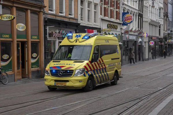 Ambulancia Reguliersbreestraat Street Amsterdam Los Países Bajos 2020Ambulancia Reguliersbreestraat Street —  Fotos de Stock