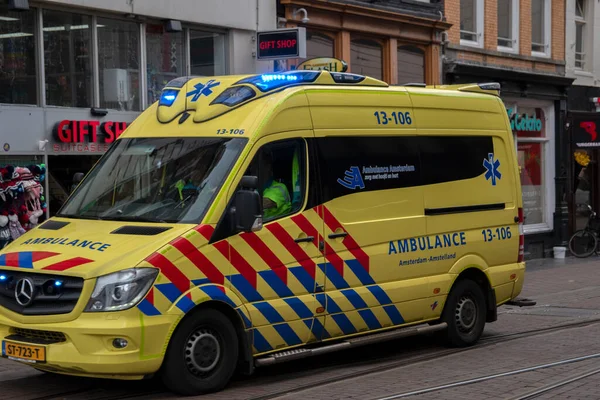 在荷兰阿姆斯特丹Reuliersbreestraat街的救护车2020年 — 图库照片