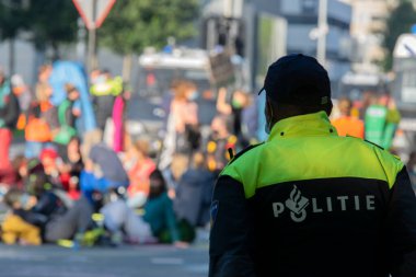 Arka Taraftaki Polis Teşkilatı Göstericileri Koruyor Amsterdam Güney Hollanda 21-9-2020 İsyan İmha Gösterisi