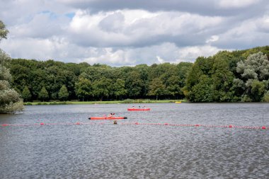 Amsterdam 'daki Amsterdamse Bos' ta Kano 29-7-2020 Karanlık Hava 'da