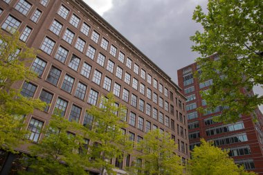 Amsterdam 'daki ağaçlarla çevrili Hogeschool Van Amsterdam Benno Premselahuis 15 Mayıs 2020 Hogeschool Van Amsterdam Benno Premselahuis İnşaatı Amsterdam' daki ağaçlarla çevrili Hollanda 15 Mayıs 2020