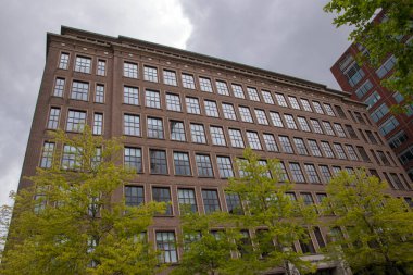 Hogeschool Van Amsterdam, Benno Premselahuis, Amsterdam 'da Ağaçlarla çevrili, Hollanda 15 Mayıs 2020