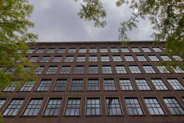 Hogeschool Van Amsterdam, Benno Premselahuis, Amsterdam 'da Ağaçlarla çevrili, Hollanda 15 Mayıs 2020