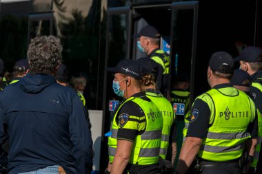 Arka Taraftaki Polis Teşkilatı Göstericileri Koruyor Amsterdam Güney Hollanda 21-9-2020 İsyan İmha Gösterisi