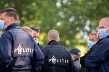 Arka Taraftaki Polis Teşkilatı Göstericileri Koruyor Amsterdam Güney Hollanda 21-9-2020 İsyan İmha Gösterisi