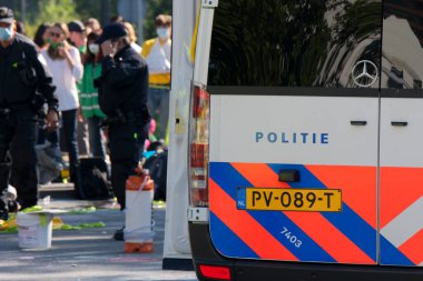 Amsterdam 'daki İsyan Söndürme Gösterisinde Bir Polis Aracının Arkasında 21-9-2020