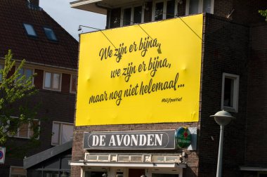 Billboard Cafe De Avonden 19 Mayıs 2020 'de Amsterdam' da meydana gelen Corona Virüsü salgınıyla ilgili.