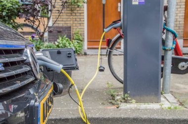 Hollanda 2018 'de Amsterdam' da bir elektrikli araba şarj ediliyor.