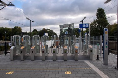 Bilthoven 'daki tren istasyonunu kontrol edin. Hollanda 25-9-2020.