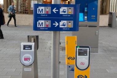 Amsterdam 'daki Amstel istasyonundaki şarj makinelerini kontrol edin. Hollanda 25-9-2020.