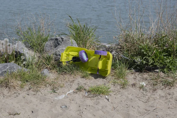 Niños Juguete Coche Tirado Basura Playa Ijburg Amsterdam Los Países —  Fotos de Stock