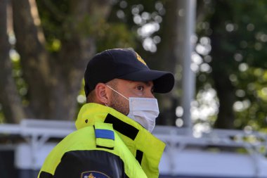 Amsterdam İsyan Gösterisi sırasında İş Başındaki Bir Polisin Kapanışı 21-9-2020 Hollanda Ağız Kapağıyla