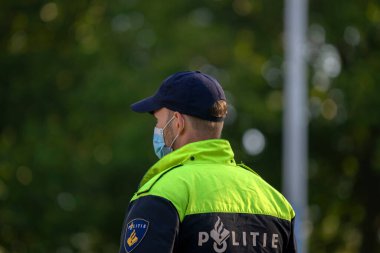 Amsterdam İsyan Gösterisi sırasında İş Başındaki Bir Polisin Kapanışı 21-9-2020 Hollanda Ağız Kapağıyla