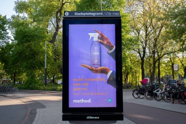 Amsterdam 'daki Coronavirüs sırasında AH süpermarketini kapatın. Hollanda 6 Mayıs 2020