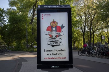 Amsterdam 'daki Coronavirus sırasında Amsterdam Billboard Şehri' ni kapatın. Hollanda 6 Mayıs 2020