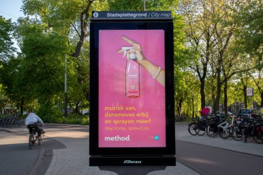 Amsterdam 'daki Coronavirüs sırasında AH versiyonu 2' yi kapatın. Hollanda 6 Mayıs 2020