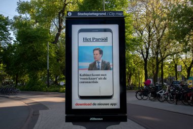 Hollanda 6 Mayıs 2020 'de Amsterdam' daki Coronavirus sırasında Billboard Parool 'u kapatın.