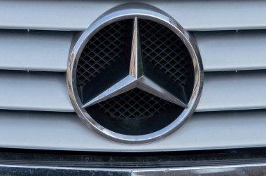 Amsterdam 'da Mercedes Benz logosunu kapatın. Hollanda 19 Mayıs 2020