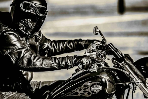 Közelkép Egy Férfi Egy Harley Davidson Amszterdamban Hollandia 2020 — Stock Fotó