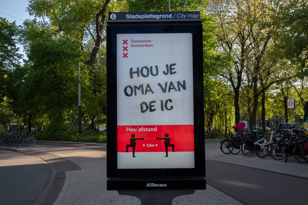 Panoyu kapat ve 6 Mayıs 2020 'de Hollanda' daki Coronavirüs sırasında büyükanneni IC 'den uzak tut.