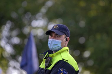 Amsterdam İsyan Gösterisi sırasında İş Başındaki Bir Polisin Kapanışı 21-9-2020 Hollanda Ağız Kapağıyla