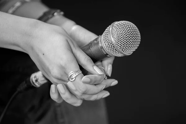 Close Microphone Hands Amsterdam Netherlands 2020 — Stock Photo, Image
