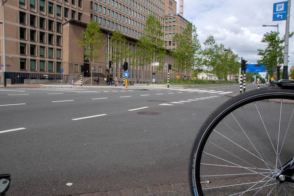 가까이 자전거를 물총새 Wibautstraat Amsterdam 2020 — 스톡 사진