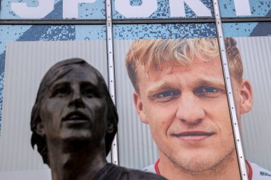 Johan Cruyff 'un 24-8-2020 Hollanda' daki Johan Cruyff Arena 'daki yeni heykelini kapatın.