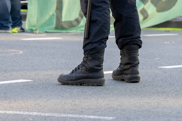 Zbliżenie Butów Policjanta Tyłach Radiowozu Demonstracji Wymierania Buntu Amsterdamie Holandia — Zdjęcie stockowe