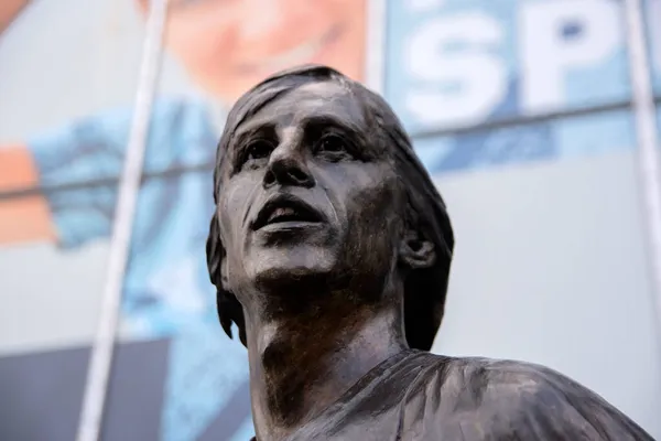 Close New Johan Cruyff Statue Johan Cruyff Arena Amsterdam Нідерланди — стокове фото
