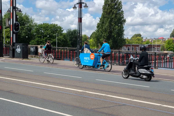 Cooblue Bicycle Berlagebrug Bridge Amsterdam 네덜란드 2020 — 스톡 사진