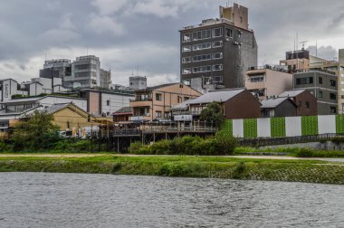 Kyoto Japonya 'sındaki Kamo Nehri boyunca Teraslı Karanlık Hava 2015