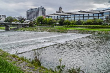 Kyoto Japonya 'sındaki Kamo Nehri boyunca Teraslı Karanlık Hava 2015