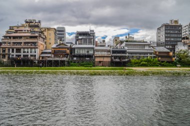 Kyoto Japonya 'sındaki Kamo Nehri boyunca Teraslı Karanlık Hava 2015