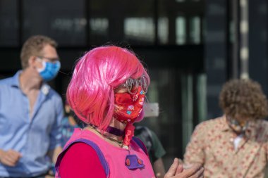 Amsterdam Stopera Binası 'ndaki ayaklanma gösterisinde gösterici. Hollanda 19-9-2020. Hollanda, Hollanda' daki Stopera Binası 'nda 19-9-2020.