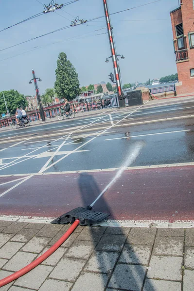 Abkühlung Auf Der Berlage Brücke Amsterdam Niederlande 2018 — Stockfoto