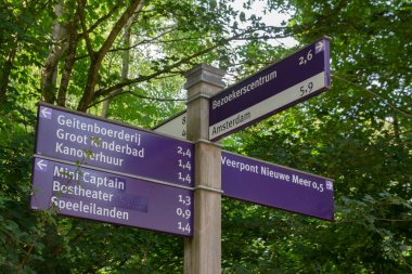 Amsterdamse Bos Amstelveen 'deki İstikamet Tabelası Hollanda 19-7-2020