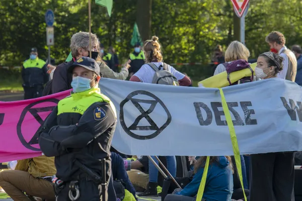 Policjant Strzegący Demonstrantów Demonstracja Wymierania Buntu Południu Amsterdamu Holandia 2020 — Zdjęcie stockowe