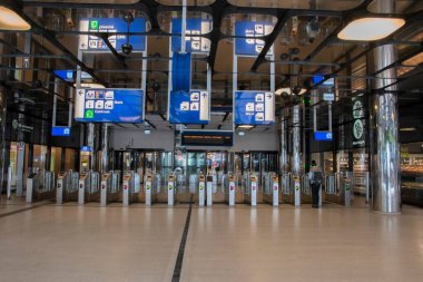Amsterdam Merkez İstasyonu 'ndaki Gates Hollanda 3-4-2020