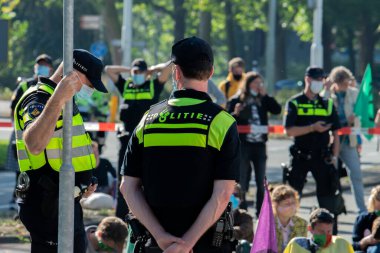 Polis Teşkilatı Göstericileri Koruyor Amsterdam Güney Hollanda 'da İsyan Yok Olma Gösterisi 21-9-2020