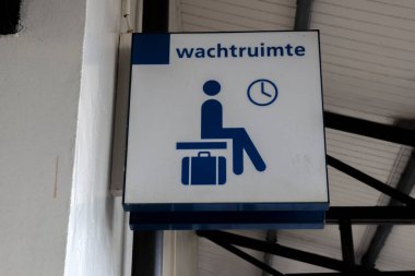 Bilthoven Tren İstasyonu 'ndaki Bilgi İşareti Bekleme Odası Hollanda 25-9-2020