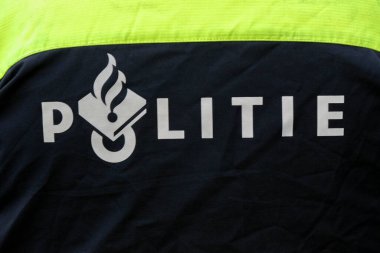 Amsterdam 'da Bir Polis Üniformasının Arkasında Logo 21-9-2020