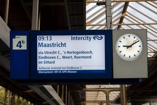 Ekran Informacyjny Peronie Stacji Amstel Amsterdamie Holandia 2020 — Zdjęcie stockowe