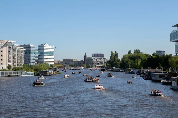 Wiele Łodzi Rzece Amstel Amsterdamie Holandia 2019 — Zdjęcie stockowe