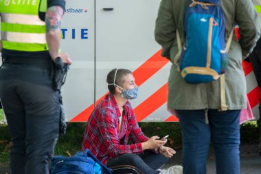 Polis, Amsterdam Güney Hollanda 21-9-2020 'deki Ayaklanma Gösterisinde Göstericileri Tutukladı